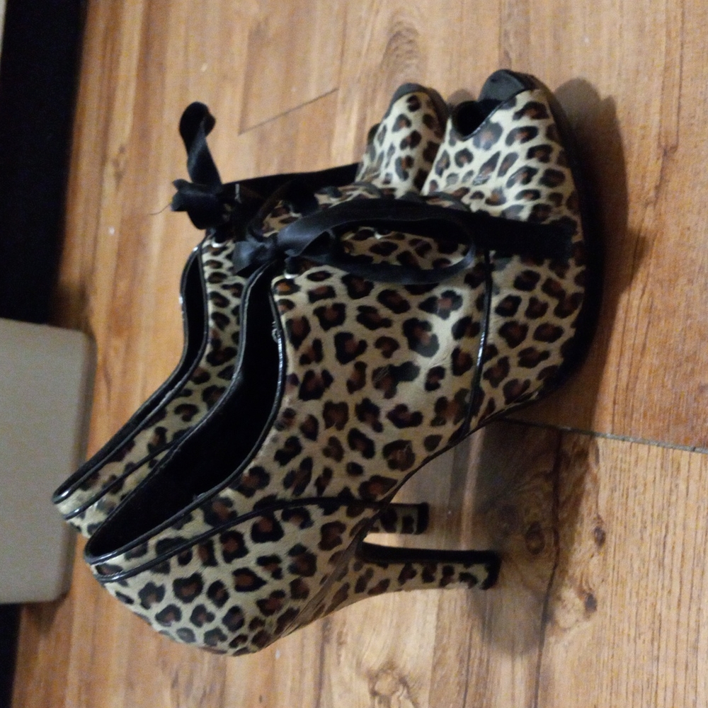 Size 10-10.5 Steve Madden Leopard print Peek-a-booties